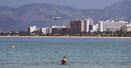 25.05.2020, Spanien, Palma de Mallorca: Ein Rayanair-Flugzeug landet auf Malle. Nach einer mehr als zweimonatigen Zwangsschlie&szlig;ung wegen der Corona-Pandemie haben die Urlaubsinsel und viele andere Regionen Spaniens am Montag ihre Str&auml;nde wieder ge&ouml;ffnet. Foto: Clara Margais/dpa +++ dpa-Bildfunk +++