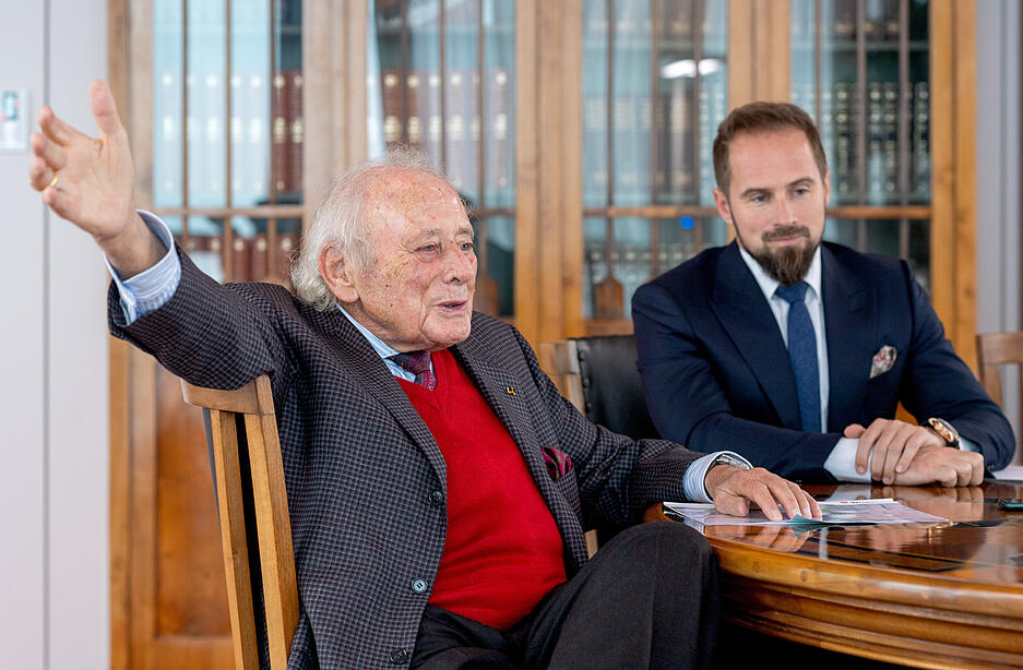 Vor gut einem Jahr regelte Reinhold Würth (links) offiziell seine Nachfolge im Unternehmen. Sein Enkel Benjamin Würth ist nun Stellvertretender Vorsitzender im Stiftungsaufsichtsrat.