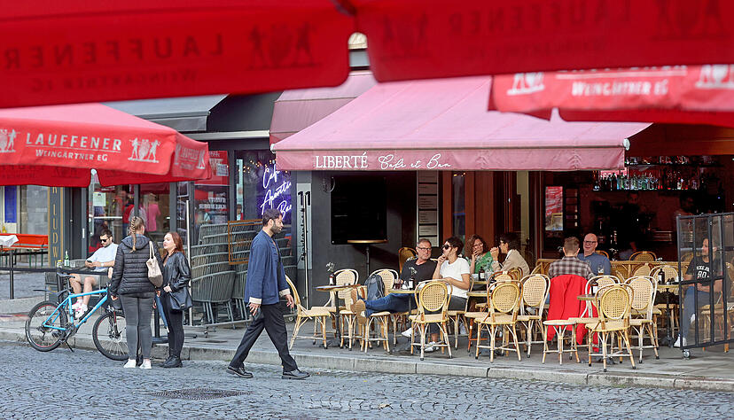 In Lokalen wie dem Liberté am Marktplatz gibt es überdachte Logenplätze aufs Weindorf. In Lokalen wie dem Liberté am Marktplatz gibt es überdachte Logenplätze aufs Weindorf.