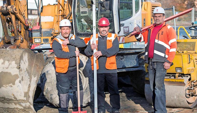 Blicken zur&uuml;ck und nach vorne (von links): Rolf H&auml;rtweg, Klaus Gramlich und Gerhard Wurst, die seit vier Jahrzehnten auf Baustellen im Einsatz sind. Foto: Mario Berger