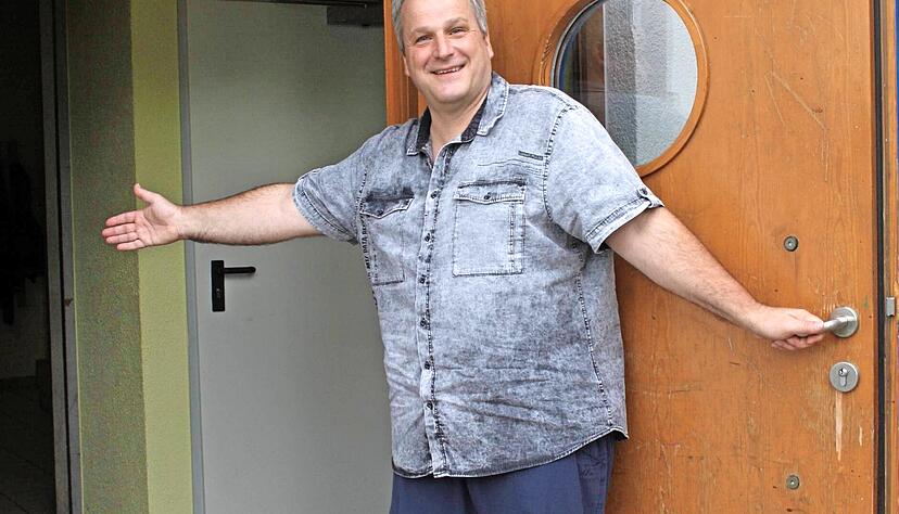 Eric Fuchs leitet seit Anfang August das Jugendhaus Maximal in Bad Rappenau. In der kommenden Woche beginnt der reguläre Betrieb. Dann können die Jugendlichen auch ihre Wünsche äußern.
Foto: Elfi Hofmann Eric Fuchs leitet seit Anfang August das Jugendhaus Maximal in Bad Rappenau. In der kommenden Woche beginnt der reguläre Betrieb. Dann können die Jugendlichen auch ihre Wünsche äußern.
Foto: Elfi Hofmann