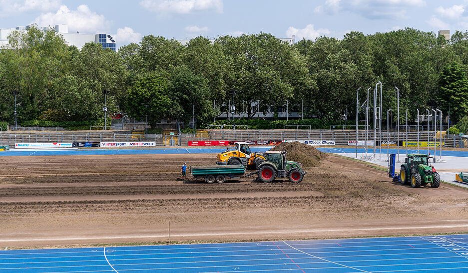 Rasenfläche Frankenstadion wird abgetragen