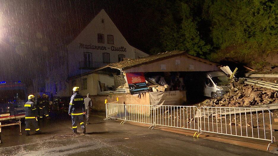 Das Dach einer Kfz-Werkstatt ist nach einem Erdrutsch in Blieskastel (Saarland) beschädigt worden.