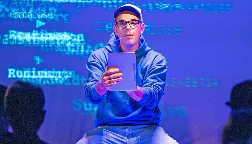 Online, da bin ich König: Jakob Scherzer (Fabian Egli) möchte die Probleme im realen Leben ausblenden und verliert sich in digitalen Welten, genauer gesagt im Sozialen Netzwerk Formidabl.