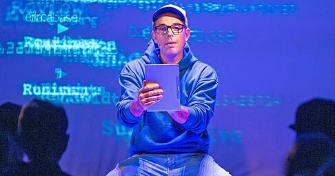 Online, da bin ich König: Jakob Scherzer (Fabian Egli) möchte die Probleme im realen Leben ausblenden und verliert sich in digitalen Welten, genauer gesagt im Sozialen Netzwerk Formidabl.