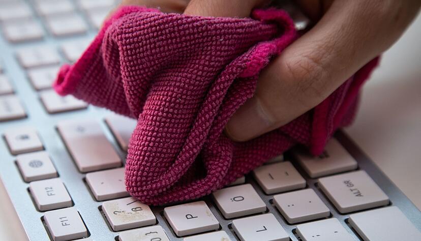 Da lebt doch schon fast was auf den wei&szlig;en Tasten: Schon allein aus hygienischen Gr&uuml;nden lohnt sich die regelm&auml;&szlig;ige Reinigung von Tastaturen.