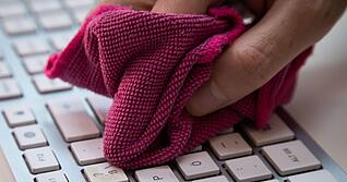 Da lebt doch schon fast was auf den wei&szlig;en Tasten: Schon allein aus hygienischen Gr&uuml;nden lohnt sich die regelm&auml;&szlig;ige Reinigung von Tastaturen.