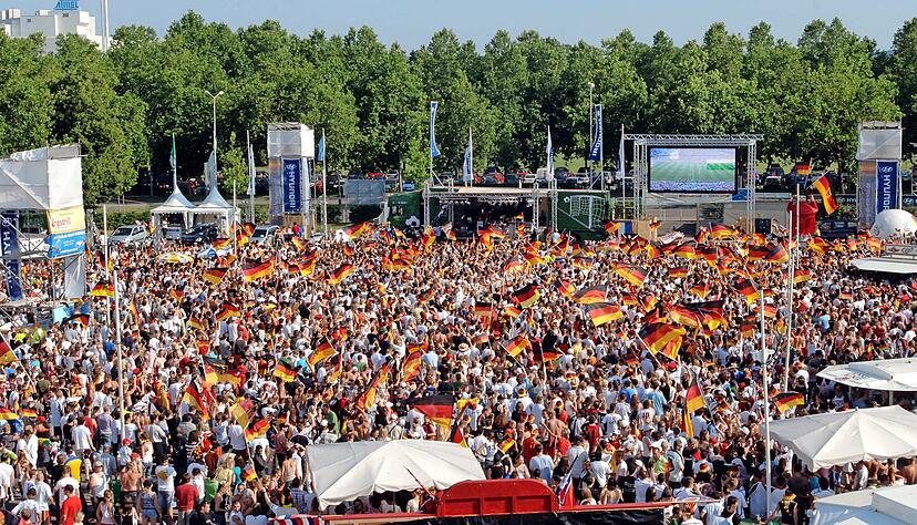 Eine unglaubliche Stimmung herrschte auf der Theresienwiese beim Public-Viewing während der WM 2006 in Deutschland.
Foto: Archiv/Dirks Eine unglaubliche Stimmung herrschte auf der Theresienwiese beim Public-Viewing während der WM 2006 in Deutschland.
Foto: Archiv/Dirks