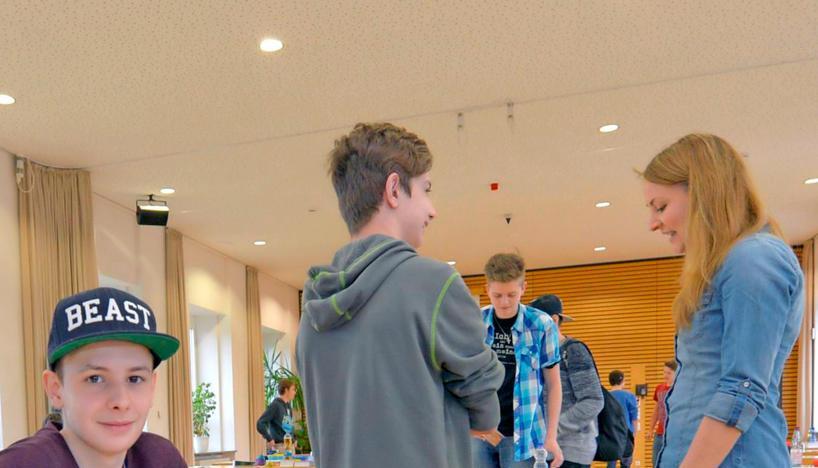 Gleich geht es los. Samuel (vorne) wählt das Lektürethema "Ins Nordlicht blicken" und schreibt ein Gespräch.Foto: Mario Berger Gleich geht es los. Samuel (vorne) wählt das Lektürethema "Ins Nordlicht blicken" und schreibt ein Gespräch.Foto: Mario Berger