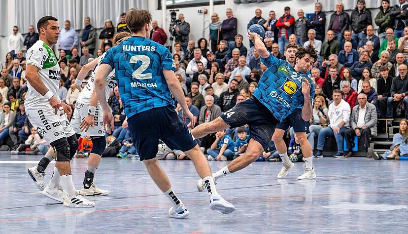 Niklas Matusik wirft eines seiner drei Tore gegen den Tabellenführer HCOB. Louis Mönch schaut zu. Der Spielgestalter des TSB Horkheim mit der Nummer zwei war mit acht Treffern einmal mehr der erfolgreichste Werfer seines Teams.
Fotos: Christiana Kunz Niklas Matusik wirft eines seiner drei Tore gegen den Tabellenführer HCOB. Louis Mönch schaut zu. Der Spielgestalter des TSB Horkheim mit der Nummer zwei war mit acht Treffern einmal mehr der erfolgreichste Werfer seines Teams.
Fotos: Christiana Kunz