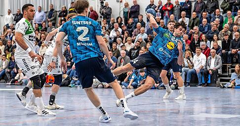 Niklas Matusik wirft eines seiner drei Tore gegen den Tabellenführer HCOB. Louis Mönch schaut zu. Der Spielgestalter des TSB Horkheim mit der Nummer zwei war mit acht Treffern einmal mehr der erfolgreichste Werfer seines Teams.
Fotos: Christiana Kunz Niklas Matusik wirft eines seiner drei Tore gegen den Tabellenführer HCOB. Louis Mönch schaut zu. Der Spielgestalter des TSB Horkheim mit der Nummer zwei war mit acht Treffern einmal mehr der erfolgreichste Werfer seines Teams.
Fotos: Christiana Kunz