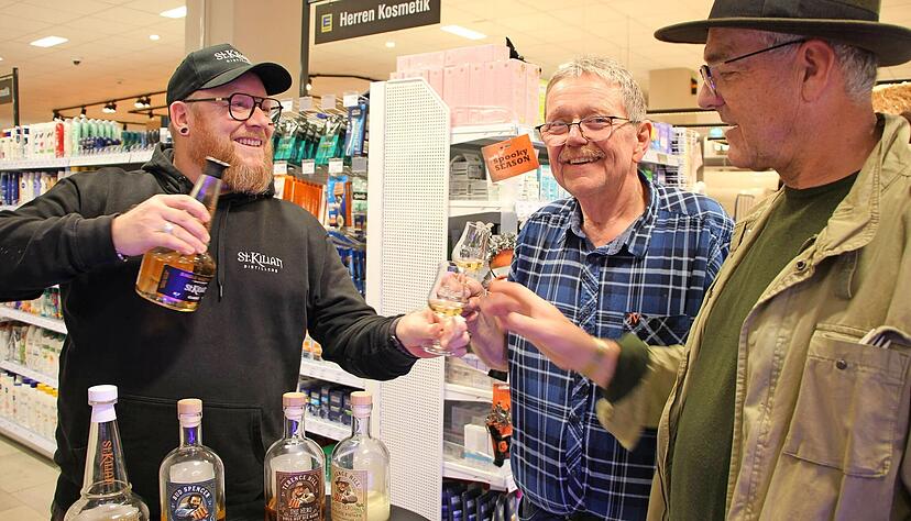 Statt „Herren Kosmetik“, wie das Schild einen glauben machen könnte, gibt es bei Christoph Albietz (links) regionalen Whiskey aus Miltenberg.