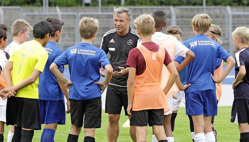 Trainer Jürgen Rapolder (Mitte) ist nach der Sichtung des Jahrgangs 2005 voll des Lobes. Die Talente aus dem Unterland haben in Ruit überzeugt.Foto: Bertok