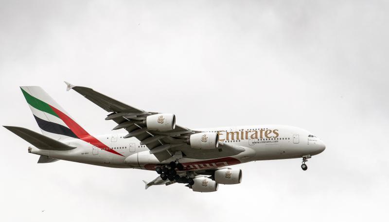 Ein Airbus A380 der Fluggesellschaft Emirates im Anflug auf den Flughafen D&uuml;sseldorf.