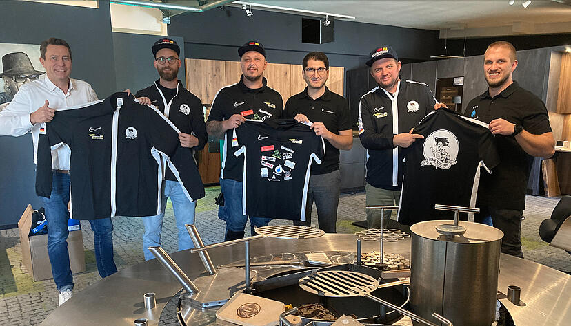 Teile der Sponsoren und des Grillteams bei der Übergabe von Trikots und Trainingsanzügen: Harald Feist, Florian Eble, Vahidin Islamovic, Raid Gharib, Jürgen Danczyk und Sebastian Lebküchner. Teile der Sponsoren und des Grillteams bei der Übergabe von Trikots und Trainingsanzügen: Harald Feist, Florian Eble, Vahidin Islamovic, Raid Gharib, Jürgen Danczyk und Sebastian Lebküchner.