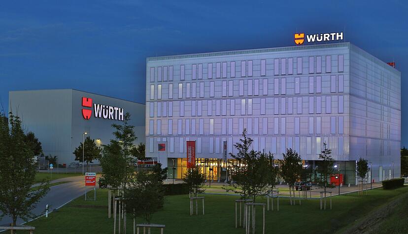 Die beleuchtete W&uuml;rth-Niederlassung am Campus Gaisbach