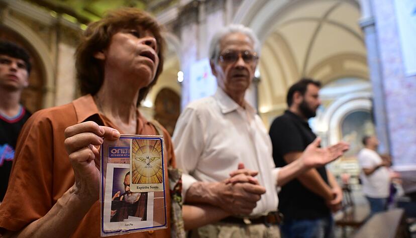 In Franziskus' Heimat Argentinien beten Gl&auml;ubige f&uuml;r seine Genesung.