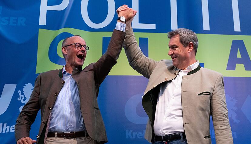 Kanzler Friedrich Merz (CDU, links) und CSU-Chef Markus S&ouml;der haben seit dem Regierungswechsel bei der Bundestagswahl im Fr&uuml;hjahr nur wenig Grund zu ausgelassenem Jubel. (Archivbild)