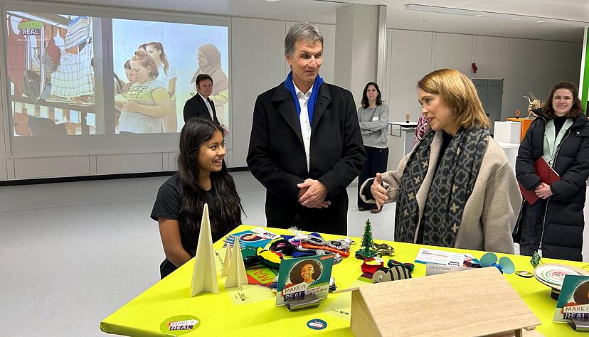 Wissenschaftsministerin Petra Olschowski (rechts) mit HHN-Rektor Oliver Lenzen und einer jungen "Make-it-real"-Teilnehmerin im Gespräch.
Foto: Lisa Könnecke