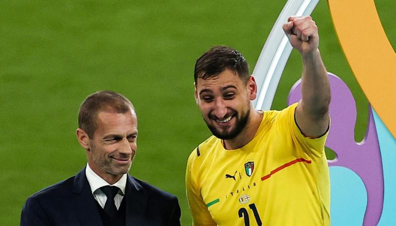 Bester Spieler der EM: UEFA-Boss Aleksander Ceferin ehrt Italien-Keeper Gianluigi Donnarumma. Bester Spieler der EM: UEFA-Boss Aleksander Ceferin ehrt Italien-Keeper Gianluigi Donnarumma.