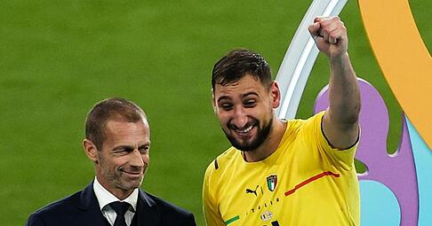 Bester Spieler der EM: UEFA-Boss Aleksander Ceferin ehrt Italien-Keeper Gianluigi Donnarumma. Bester Spieler der EM: UEFA-Boss Aleksander Ceferin ehrt Italien-Keeper Gianluigi Donnarumma.