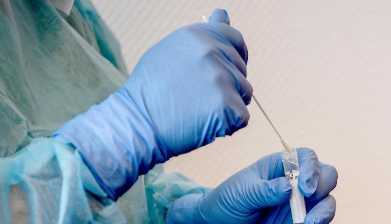 Ein Arzt macht einen Abstrich für einen Corona-Test. Ein Arzt macht einen Abstrich für einen Corona-Test.