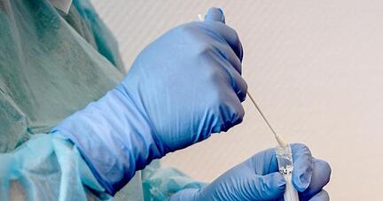 Ein Arzt macht einen Abstrich für einen Corona-Test. Ein Arzt macht einen Abstrich für einen Corona-Test.