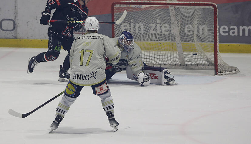 Falken-Keeper Patrick Berger hat das Nachsehen: Die Scorpions um Davis Koch (links), diesmal nur Vorbereiter, treffen zum 4:1.