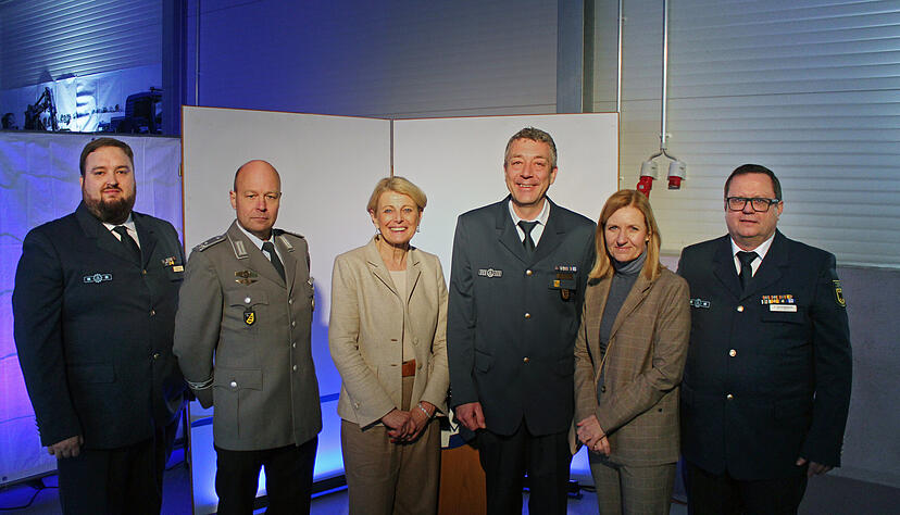 Neujahrsempfang beim THW Heilbronn (v.l.): Daniel Binus, Steffen Klewitz, Agnes Christner, Michael Knödler, Gudula Achterberg, Thomas Schnaberich. Neujahrsempfang beim THW Heilbronn (v.l.): Daniel Binus, Steffen Klewitz, Agnes Christner, Michael Knödler, Gudula Achterberg, Thomas Schnaberich.