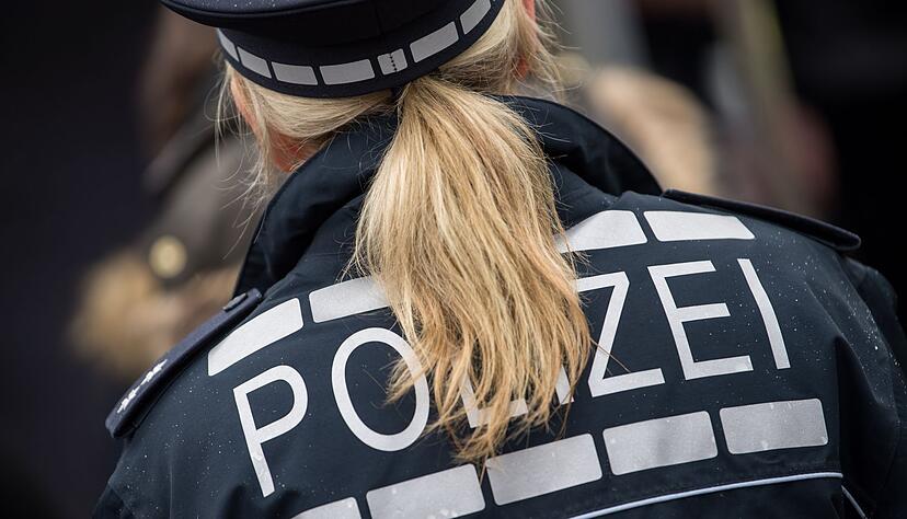 Die Polizei sucht nach dem Mann, der am Samstag in eine Wohnung in Stuttgart eingebrochen ist. (Symbolbild) Die Polizei sucht nach dem Mann, der am Samstag in eine Wohnung in Stuttgart eingebrochen ist. (Symbolbild)