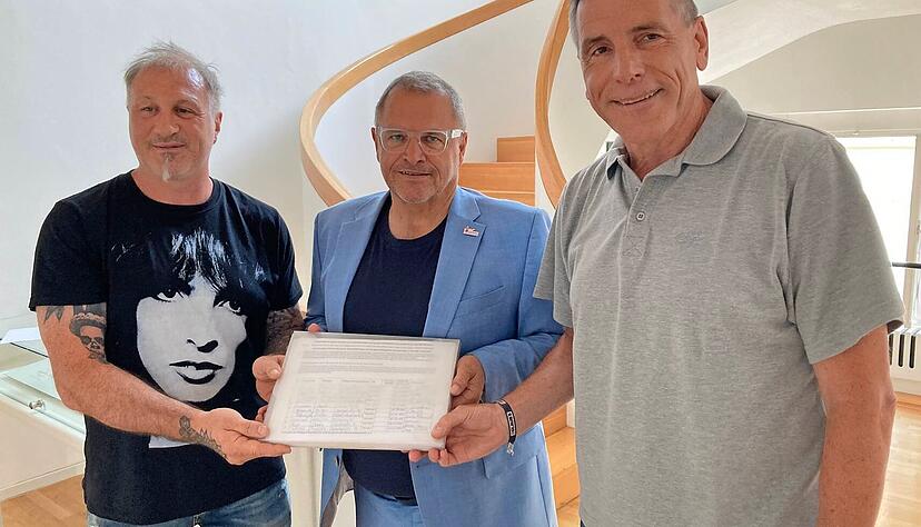 Jürgen Wilbo (links) und Klaus Jost (rechts) vom Verein Weitblick Eppingen überreichen OB Klaus Holaschke einen Schriftsatz mit mehr als 1400 Unterschriften für das Bürgerbegehren „Gegen Windkraft im Eppinger Hardwald“.
Foto: Jörg Kühl Jürgen Wilbo (links) und Klaus Jost (rechts) vom Verein Weitblick Eppingen überreichen OB Klaus Holaschke einen Schriftsatz mit mehr als 1400 Unterschriften für das Bürgerbegehren „Gegen Windkraft im Eppinger Hardwald“.
Foto: Jörg Kühl