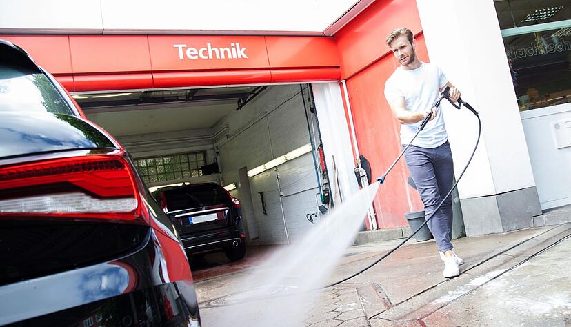 Wasser marsch: Richtig angewendet helfen Hochdruckreiniger bei der Autopflege und richten keine Sch&auml;den an.