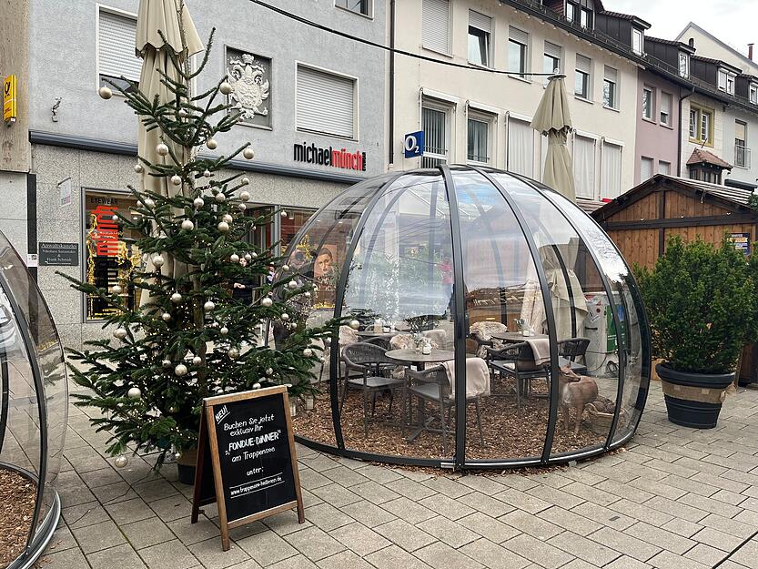 Dieses Jahr Premiere: Auf der Außenterasse vom Schümli sind diesen Winter Iglus aufgebaut, in denen Gäste ihren Kaffee genießen können.