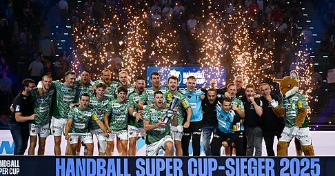 Die Füchse Berlin feiern den ersten Titel in der 60. Bundesligasaison.
