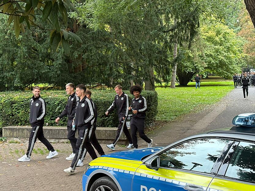 Die Abfahrt des DFB-Teams zum Sinsheim-Spiel steht bevor. Kurz bevor die Fußball-Stars das Heilbronner Parkhotel verlassen, spazieren sie durch Heilbronn.