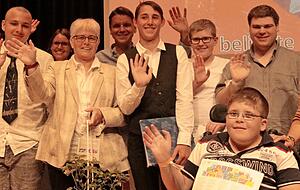 Carmen W&uuml;rth (r.), Rektorin Daniela Payer (l.) und Klavierlehrerin Elisabeth St&auml;rkel (Mitte) mit den Jungs vom Klavierprojekt (v.?l.) Ringo, Andr&eacute;, Lucas, Dominic und Daniel. Hinten: Mitarbeiter der W&uuml;rth-Stiftung.