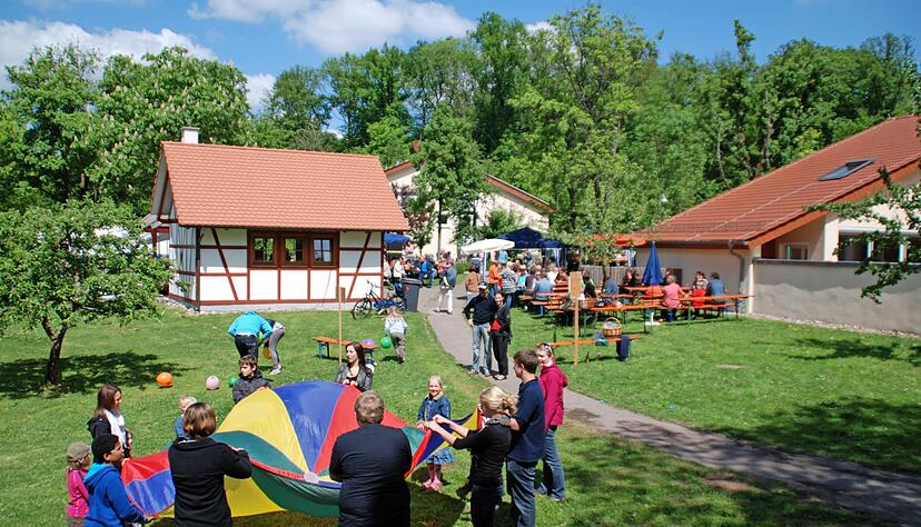 Ein Bild aus leichteren Tagen. Zwischenzeitlich hat Corona die pädagogische Arbeit erschwert, nun macht die Inflation das Leben teurer. Und die Hausmütter müssen ihren Kindern vermitteln, dass trotz Krieg das Leben noch schön sein kann. Ein Bild aus leichteren Tagen. Zwischenzeitlich hat Corona die pädagogische Arbeit erschwert, nun macht die Inflation das Leben teurer. Und die Hausmütter müssen ihren Kindern vermitteln, dass trotz Krieg das Leben noch schön sein kann.