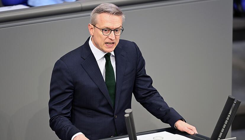Minister Wildberger: KI wird Programmierer und Callcenter-Beschäftigte ersetzen. (Archivbild) Minister Wildberger: KI wird Programmierer und Callcenter-Beschäftigte ersetzen. (Archivbild)