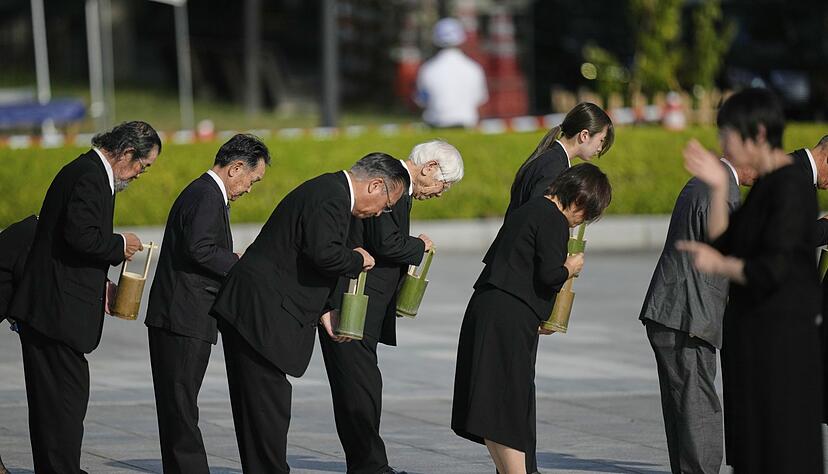 Teilnehmer der Gedenkveranstaltung in Hiroshima halten eine Schweigeminute ab.