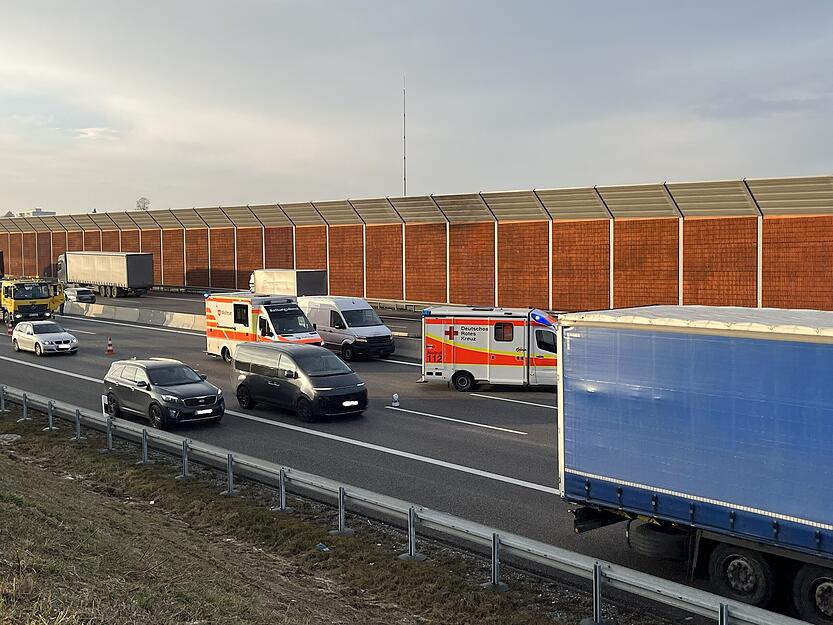 Rettungsdienste waren nach dem Unfall auf der A6 im Einsatz. Drei Personen wurden nach ersten Erkenntnissen der Polizei leicht verletzt.