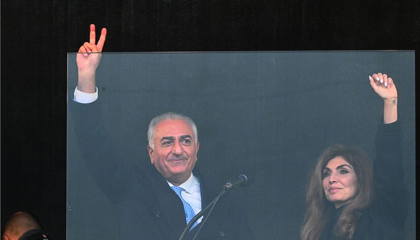 Jubel gab es f&uuml;r Reza Pahlavi, den Sohn des gest&uuml;rzten iranischen Schahs Mohammad Reza Pahlavi, der zusammen mit seiner Frau Yasmine bei der Gro&szlig;-Demonstration auf der Theresienwiese in M&uuml;nchen auftrat.