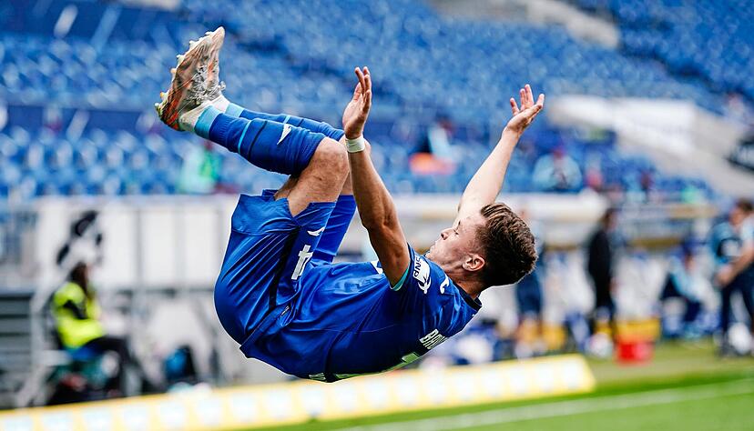 Christoph Baumgartner jubelt &uuml;ber ein Tor und schl&auml;gt dabei einen Salto. "Er kann ein absoluter Topstar werden", sagt TSG-Sportchef Alexander Rosen.
Foto: dpa