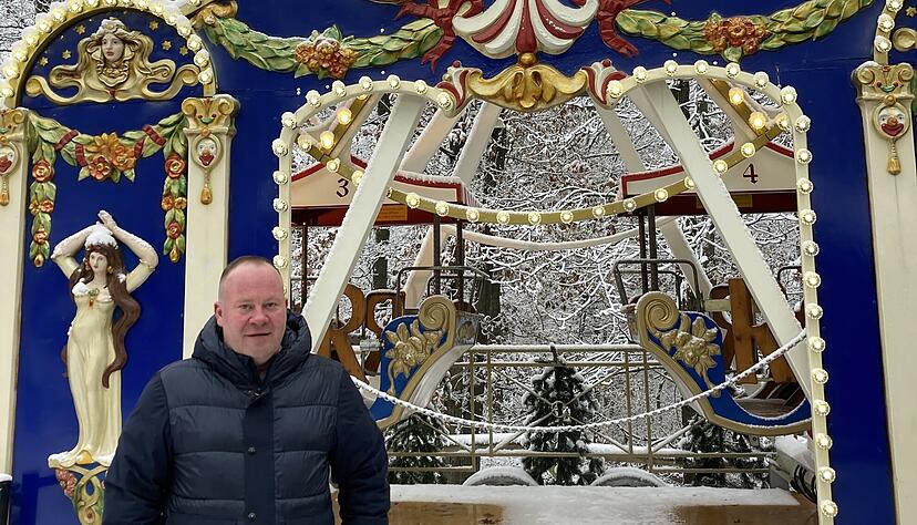 Andreas Fischer vor dem nostalgischen Riesenrad im Wildpark. Andreas Fischer vor dem nostalgischen Riesenrad im Wildpark.