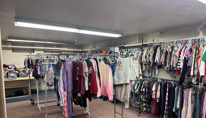 Bei Plausch zwischen Kleiderst&auml;ndern entstehen Br&uuml;cken.