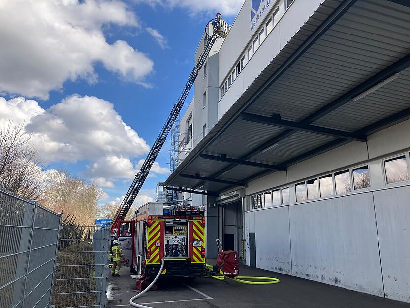 Auf dem Flachdach der Firma Schweikert ist ein Feuer ausgebrochen. Auf dem Flachdach der Firma Schweikert ist ein Feuer ausgebrochen.