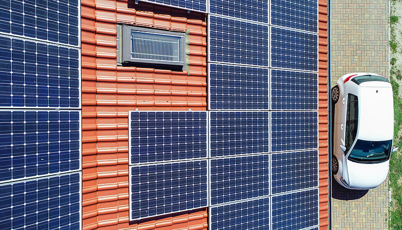Photovoltaikanlagen auf Eigenheimen nehmen zu, doch auch Kommunen sollten nachziehen.  Foto: dpa/Patrick Pleul