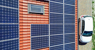Photovoltaikanlagen auf Eigenheimen nehmen zu, doch auch Kommunen sollten nachziehen.  Foto: dpa/Patrick Pleul