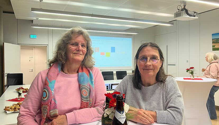 Als interessierte W&auml;hlerinnen verfolgten Ute Kainz (links) und Gabriele Kreutzfeldt die Wahlergebnisse am Sonntagabend im Rathaus in Leingarten.