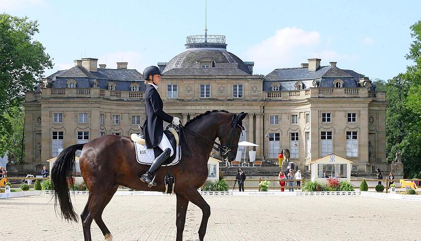 Schöne Kulisse in Ludwigsburg: Das ist erst das dritte Mal, dass sich Ann-Kathrin Lindner und Sunfire auf Grand-Prix-Niveau präsentieren.
Foto: imago-images/Pressefoto Baumann Schöne Kulisse in Ludwigsburg: Das ist erst das dritte Mal, dass sich Ann-Kathrin Lindner und Sunfire auf Grand-Prix-Niveau präsentieren.
Foto: imago-images/Pressefoto Baumann