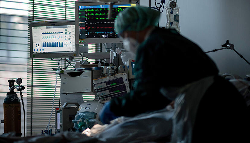 Die Covid-Stationen in Deutschland und vielen Nachbarländern sind voll. Darauf muss dringend reagiert werden, sagen Experten. Foto: dpa